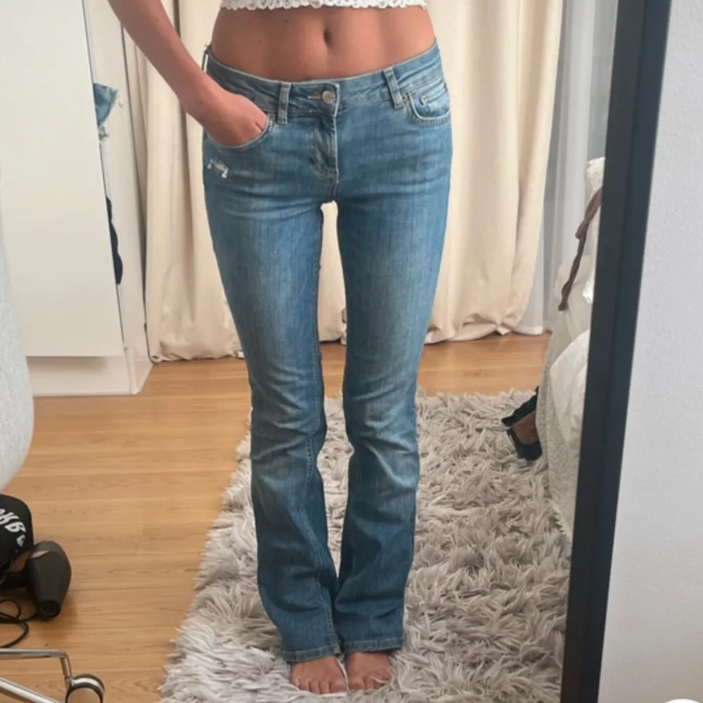 Säljer dessa lågmidjade utsvängda jeans från zara!💕 Detta är lånade bilder från tidigare köpare då jeansen är för stora på mig. jeansen är i ett väldigt gott skicka och har inga tecken på användning💕. Jeans & Byxor.