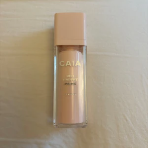 Caia primer  - Caia red carpet prime i färgen light to medium, har använt ca 5 pump så den är nästan helt ny! den är slutsåld på hemsidan💗💗Jag säljer också annat smink från bland annat Caia och Hickap på min profil om någon är intresserad!