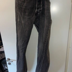 Svarta Levis 501 jeans - Säljer ett par klassiska svarta Levis 501 jeans i storlek W32 L32. De har en snygg tvättad look och är i bra skick. Perfekta för både vardag och fest! 🖤