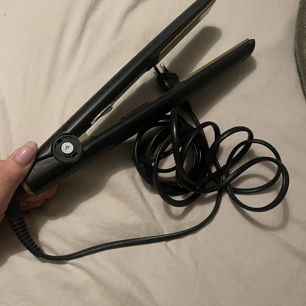 Säljer min plattång från bästa märket GHD då jag har två stycken! Den har använts flitigt av mig men funkar fortfarande precis lika bra. Den har en defekt där en ”knapp/detalj” lossnat! Hör av dig vid eventuella frågor🩷. Muu.