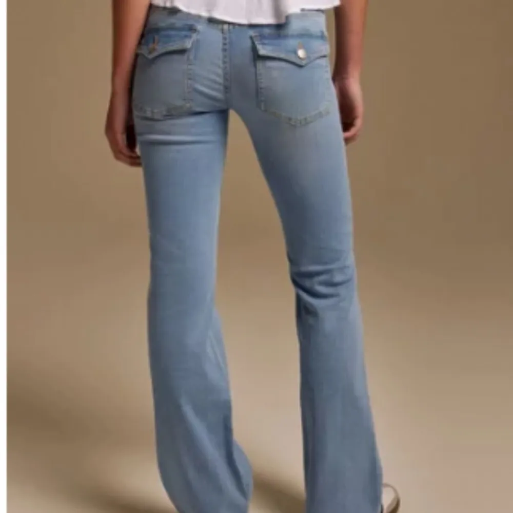 Skit snygga flare/bootcut jeans som inte längre går att köpa på nelly!! Använda men i jätte bra skick🥰. Jeans & Byxor.