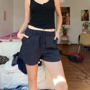 Uniqlo shorts - 100% bomull. Supersköna och knappt använda! 