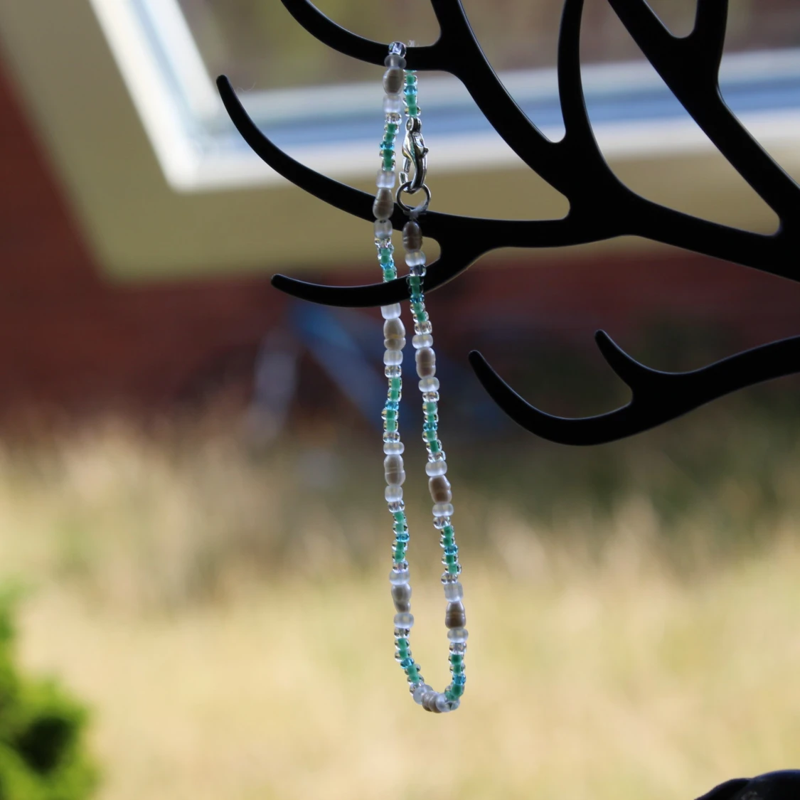 Pärlhalsband i turkos och vitt - 90