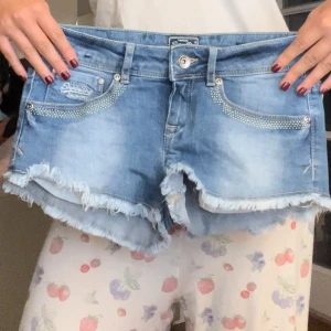 Lågmidjade shorts med snygga silver detaljer  - Snygga lågmidjade shorts med silver detaljer från super dry