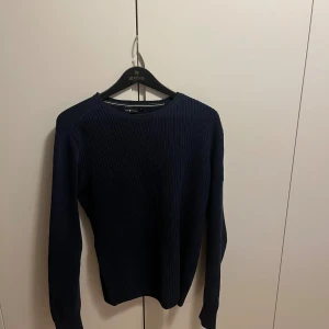 Stickad tröja från sailracing - Jätte fin stickad tröja som inte har kommit till användning   Nyskick köpte den för 1200 