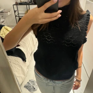 Svart topp - En svart topp som är lite volangig🥰