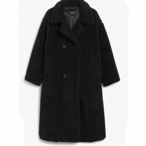 Lång teddy kappa - Teddy kappa från monki, sitter oversized och är mycket varm och skön. Perfekt inför vintern <3