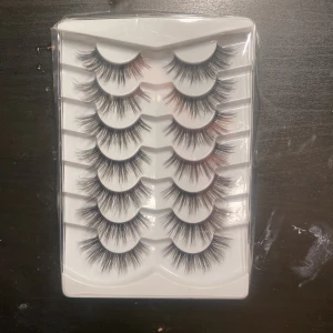 14 st lösögonfransar  - 14 stycken lösögonfransar paket, helt oanvända och har ingen användning för de då jag inte använder fransar 💝