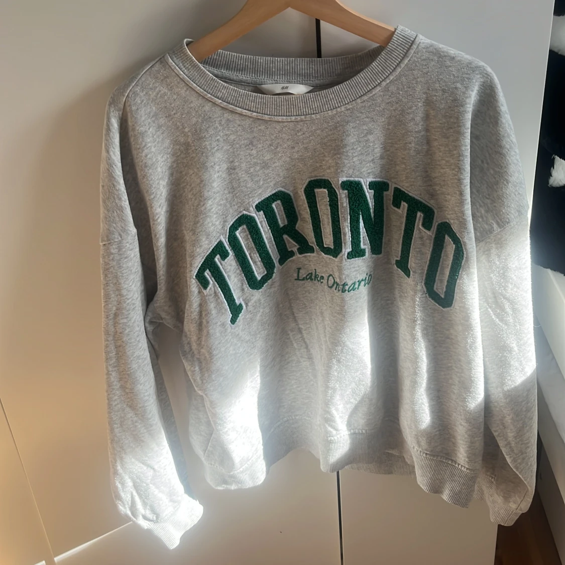 Grå tröja med tryck från H&M 