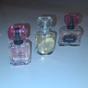 Victoria secret - Tre mini perfymer från Victoria secret. Går inte att få tag i längre som jag vet. Hittade dom i en gammal låda då jag minns att vi köpte dom för länge sedan. Har aldrig använt. Detta är alltså ett intressekoll. Skriv för frågor!
