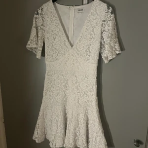 Vit klänninh - Bubbleroom klänning i storlek 38