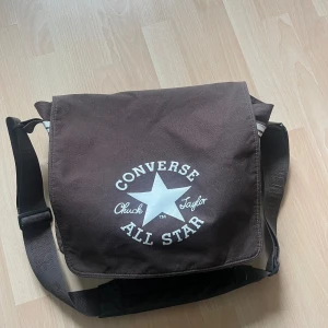 Brun converse väska - Kommer aldrig till användning, väldigt rymlig och passande som skolväska.