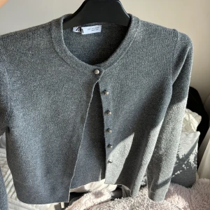 Zara kofta  - Väldigt fin kofta från zara. Aldrig använd då den är för liten!❤️