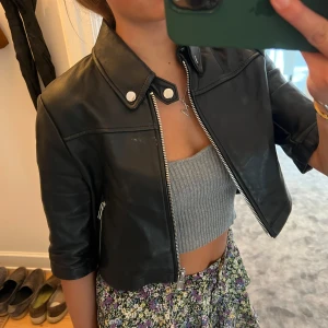 Maje jacka svart - Säljer nu denna snygga populära Maje läderjackan. Så gott som ny. 