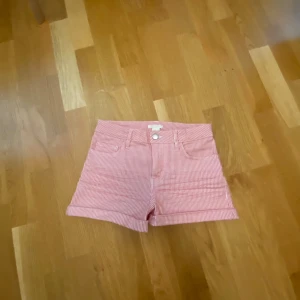 Randiga shorts - Jätte balla  rödrandiga jeans shorts från hm❤️ jättefint skick Märsta aldrig andvända