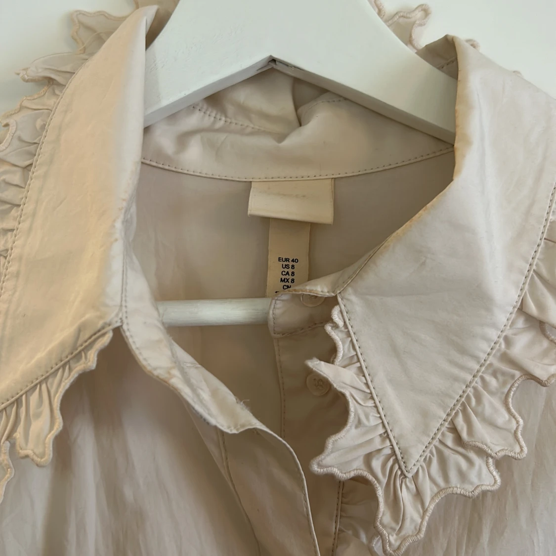 Beige byxdress med volangdetaljer - 92