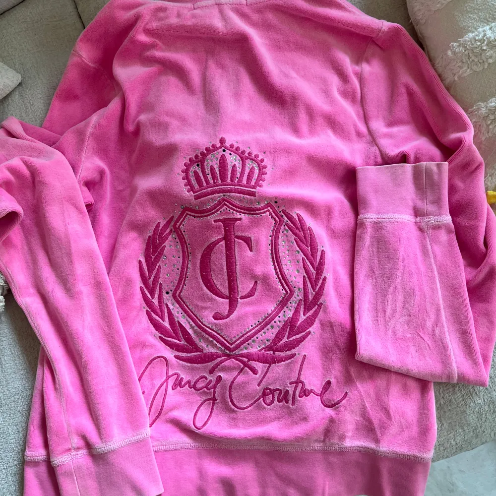 Rosa Juicy couture Hoodie i den ”äldre modellen”. Storlek L! Saknas några diamanter och den är i använt skick (se bilder). . Hoodies.