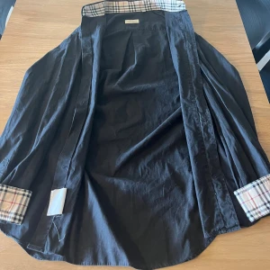 Burberry skjorta - [ Burberry skjorta [] Skick - 9/10 [] Storlek - M passar L eller liten XL [] Pris - 700kr ]  Vid frågor eller något du undrar över gå via PM. mvh Z.L 