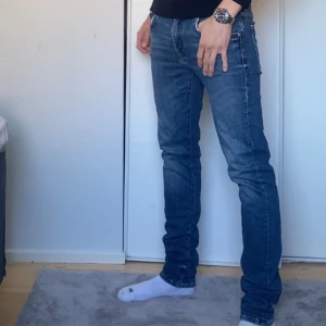 J Lindberg jeans  - Säljer dessa schyssta J Lindberg slim fit jeans i storlek: W32 L34, skick 9/10, inga defekter. Hör av er om ni behöver fler bilder eller om ni har några frågor.