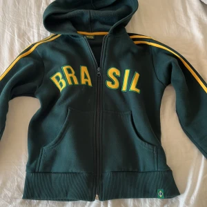 Brazil tröja - As snygg zip up me brazil tryck💛💚💙