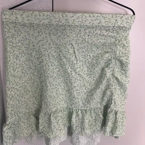 Kjol - Grön blommig kjol från Gina.