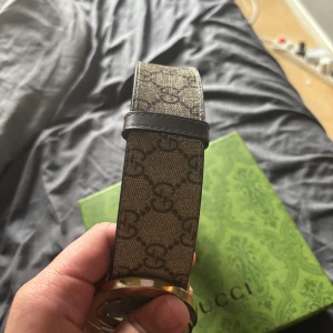 Gucci bälte  - Lite slitet men är värt priset då det kostar 5000 i nytt fick i present för tre månader sedan. ÄKTA
