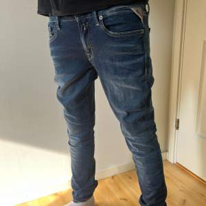 Säljer ett par blåa replay jeans i nyskick. Dem är inte använda skick 10/10. Tveka inte att höra av dig vid minsta fundering.