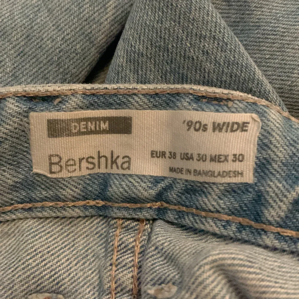 Ljusblaå jeans av märket Bershka. Söljee för inte används längre. Storleken är i EURO 38. och W 30 L30. Fast jag har sytt upp dem så innerbenet är 72cm på båda benen. Om inte priset passar kom med bud. Köper du mer från mig blir det billigare. Jeans & Byxor.