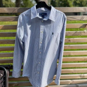 Ralph Lauren Skjorta Blåvit - • 10/10 skick - nyskick • Nypris ca 1600 • DM för frågor, bilder eller annat!  OBS; Ignorera storleken på galgen, det är inte storleken på skjortan! Skjortan är S i vuxenstorlek.