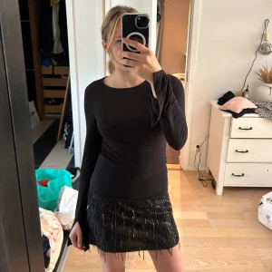 Svart fest kjol - Oanvänd svart glitter fest kjol. Prislapp kvar. Storlek s, original pris 379 kr. Lätt tyg att sy i.