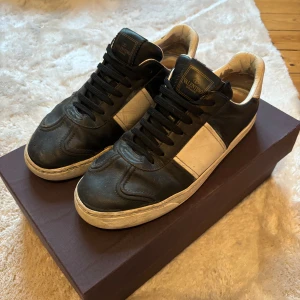 Valentino Flycrews - INTRESSEKOLL! Valentino Flycrews. Skick 2/10. Skorna har släppt från sulan på ena skon. 5 spikar kvar på ena och 1 kvar på andra. Behöver besök hos skomarkaren. Box samt äktahetskort följer med köp.