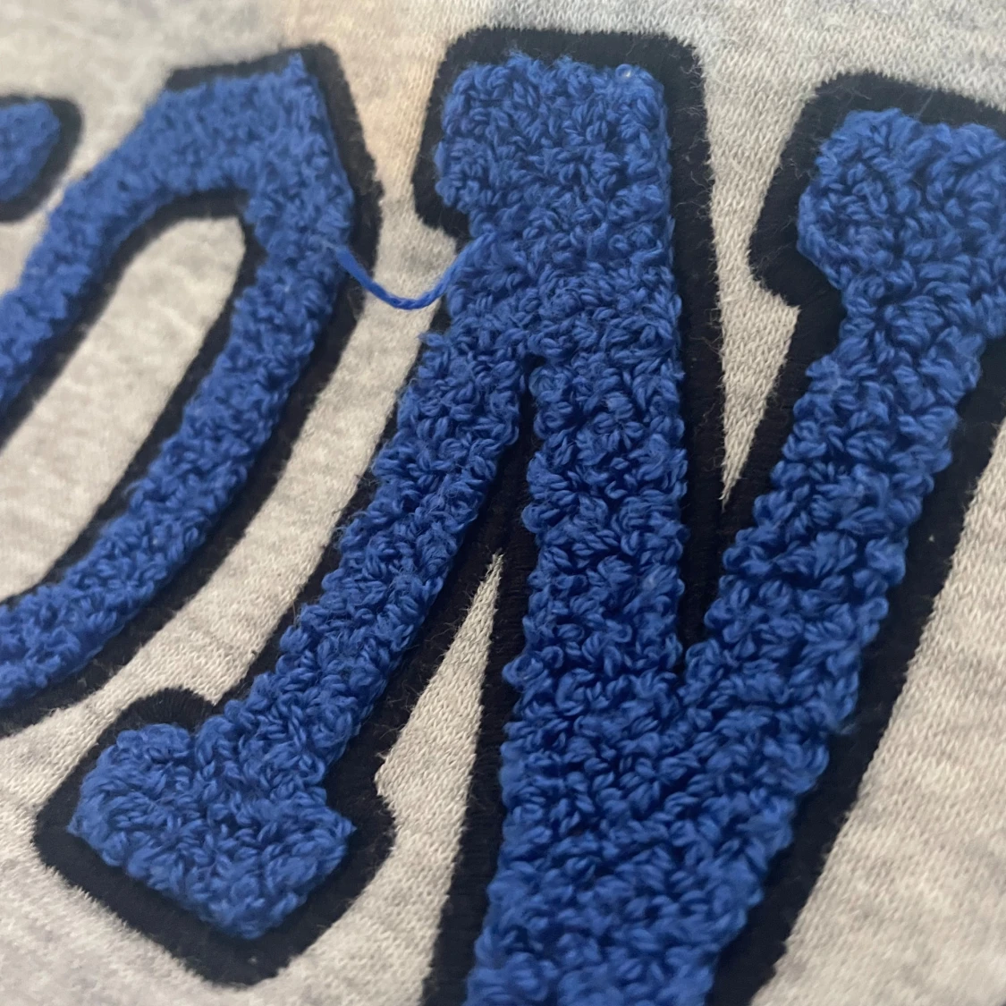 Grå tjocktröja  - 92