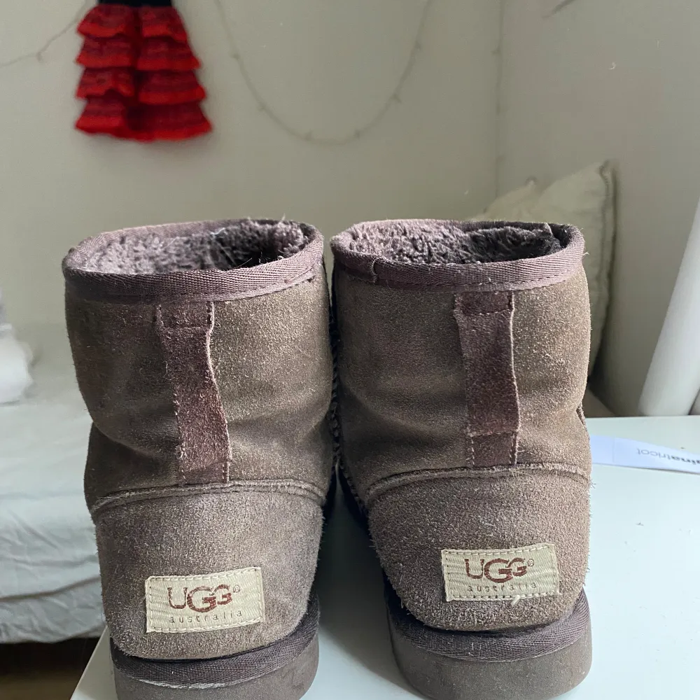 Säljer mina uggs då dom är för små för mig. Dom är i okej skick. Skriv för fler bilder eller frågor 😊. Skor.