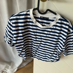 T-shirt - Kroppad randig T-shirt i storlek S! 