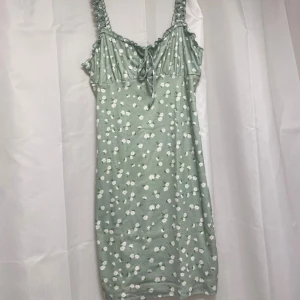 Säljer denna fina gröna sommarklänning💚 - Har inte använt klänningen en ända gång. Den är i storlek S men funkar lika bra till mindre