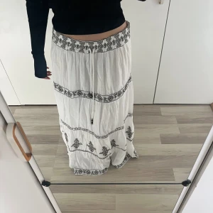 Zara kjol - Långkjol från zara storlek M men passar xs-m skulle ja säga då man kan knyta i midjan!