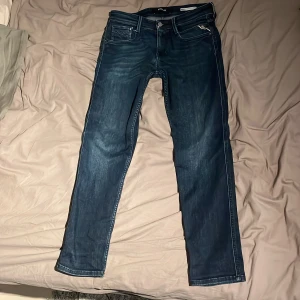 Ett par replay anbass slim fit  - Ett par mörkblåa anbass jeans i storlek 29 slim fit