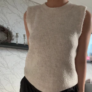 Stickad väst - Beige stickad väst i storlek s. Jätte mysigt material🥰