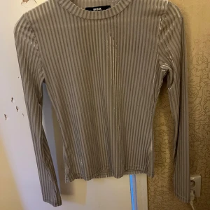 Beige ribbad tröja från Bik Bok - Säljer en snygg beige ribbad tröja från Bik Bok. Den är långärmad och perfekt för både vardag och fest. Tröjan är i storlek S och har en skön passform. Perfekt för höst och vår!