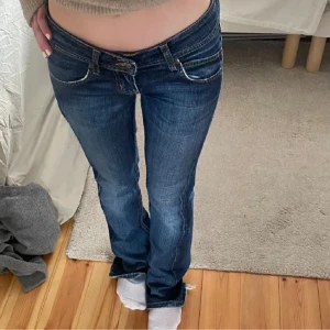 lee jeans - jätte fina lee jeans , säljer för att de är för små (inte mina bilder)