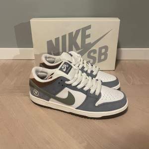 Tjena!  Säljer dessa sjukt snygga och unika Nike SB Dunk Low 'Yuto Horigome'. Dessa är i  Storlek 42 (Uk 8,5). Helt nya med allt og som extra snören, box, digitalt kvitto osv.. Nypris på dessa ligger runt 6000, säljer dom för endast 4500 Mvh Jonathan