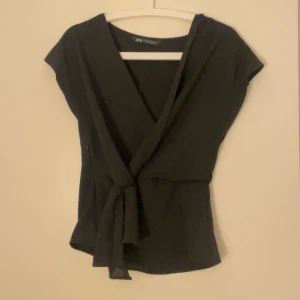 helt ny zara blus - ny köpt för nån vecka sen, tagit av lapparna men aldrig använd ute, väldigt inne blus