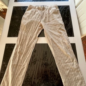 Linnebyxa från HM i beigefärg med vita ränder - Storlek S, väldigt loose fit, 10/10 begagnat skick, använd endast 1 gång, mycket bra skick!