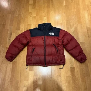 The North Face Nuptse - Säljer min puffer jacka. Den är i storlek L (Passar M).  Den är använd 2 vintrar med inga tecken på defekter. En super skön och varm jacka. Skick: 8/10