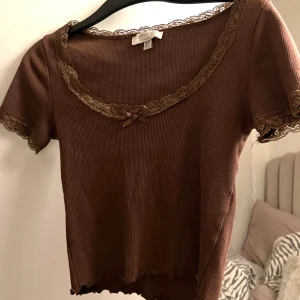 Gullig brun spets topp🤎 - Jätte söt tröja i väldigt bra skick, köpt på pull and bear och är i storlek S!🩷🩷 passar till både höst och sommar 🫣