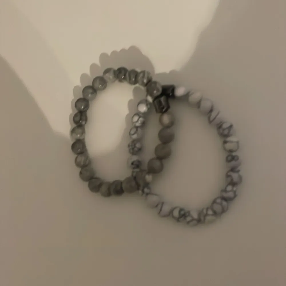 Två snygga armband för ett rimligt pris, om u bara vill köpa en kan u antingen gå in på min profil eller skicka ett dm!☺️  Pris går att diskutera . Accessoarer.