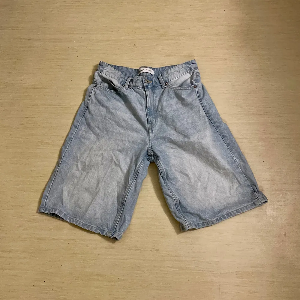 Säljer mina Jorts från bershka endast använda 1-2 ggr, köpta på bershkad hemsida för 400kr nypris. Shorts.