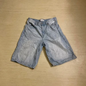Bershka Jorts - Säljer mina Jorts från bershka endast använda 1-2 ggr, köpta på bershkad hemsida för 400kr nypris
