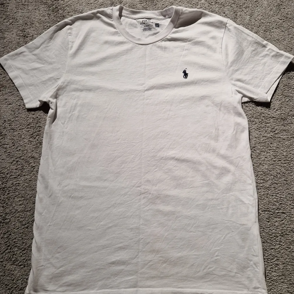 Säljer denna t-shirt från Polo Ralph Lauren som är använd endast 1 gång. . T-shirts.