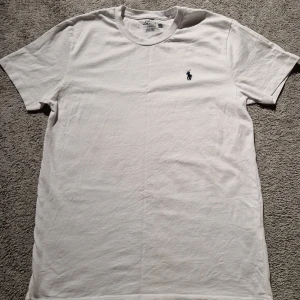 Polo Ralph Lauren T-shirt - Säljer denna t-shirt från Polo Ralph Lauren som är använd endast 1 gång. 